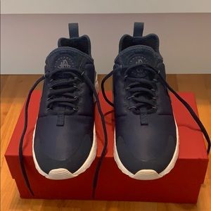 NIKE Navy Blue Cloth Huarache Sneakers